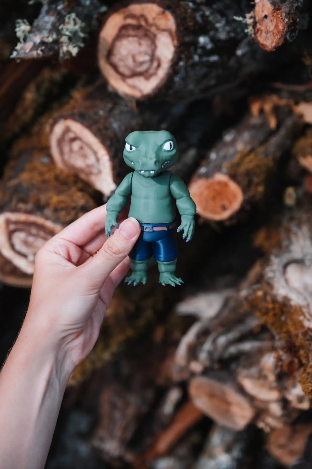 Figurine Blenddies crocodile tenue a la main