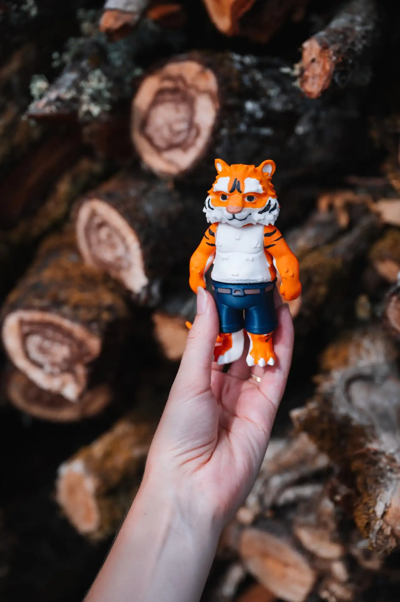 Figurine Blenddies tigre tenue a la main