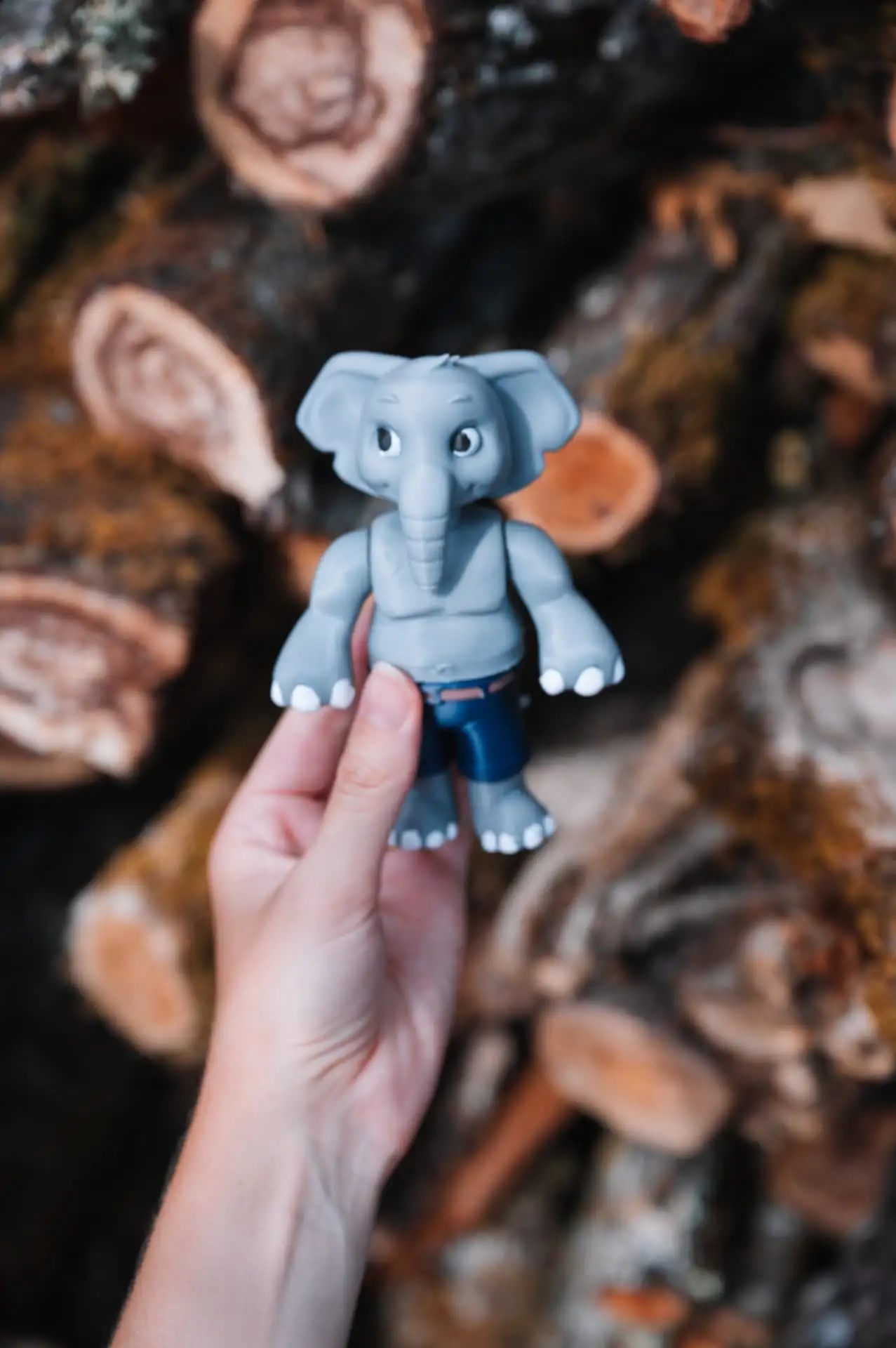 Figurine Blenddies elephant tenue a la main